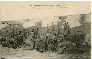 ANTIGUA POSTAL DE MELILLA. 12. CAMPAÑA DE MELILLA 1909. SOLDADOS EN EL CAMPO RECIBIENDO EL RANCHO/OLD POSTCARD. WAR SPAIN AGAINST MOROCCO.