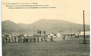 ANTIGUA POSTAL DE MELILLA. MELILLA: FUERZAS PROTEGIENDO UN CONVOY AL PASO POR EL CAMPAMENTO DEL HIPODROMO, AL FONDO EL GURUGU/OLD POSTCARD. WAR SPAIN AGAINST MOROCCO.