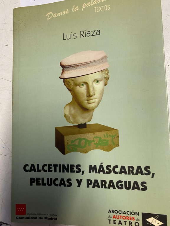 CALCETINES, MASCARAS, PELUCAS Y PARAGUAS