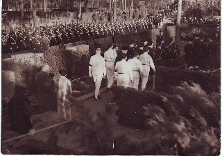 FOTOGRAFIA CON TROPAS DEL EJERCITO ALEMAN RINDIENDO HONORES A JERARCAS CIVILES Y MILITARES NAZIS (ORIGINAL).