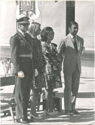 FOTOGRAFIA DE ALFONSO DE BORBON CON SU ESPOSA Y LOS MARQUESES DE VILLAVERDE.