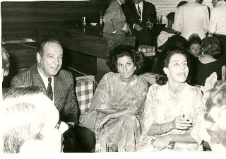 FOTOGRAFIA DE CARMEN FRANCO POLO. LA MARQUESA DE VILLAVERDE CON UNOS AMIGOS TOMA UNA COPA EN EL BAR DEL HOTEL MELIA DON PEPE.