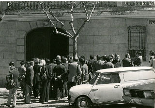 FOTOGRAFIA DE LA DUQUESA DE FRANCO. PERIODISTAS CONVOCADOS PARA LA RUEDA DE PRENSA CONVOCADA POR LA DUQUESA DE FRANCO EN SU DOMICILIO MADRILEÑO A RAIZ DE SU DETENCION EN BARAJAS CUANDO TRATABA DE LLEVAR A SUIZA UNA SERIE DE RELOJES DE SU PADRE.