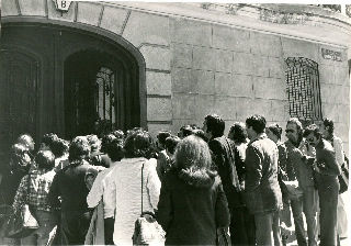 FOTOGRAFIA DE LA DUQUESA DE FRANCO. PERIODISTAS CONVOCADOS PARA LA RUEDA DE PRENSA CONVOCADA POR LA DUQUESA DE FRANCO EN SU DOMICILIO MADRILEÑO A RAIZ DE SU DETENCION EN BARAJAS CUANDO TRATABA DE LLEVAR A SUIZA UNA SERIE DE RELOJES DE SU PADRE.