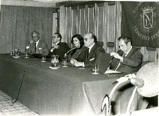 FOTOGRAFIA DE LA DUQUESA DE FRANCO PRESIDIENDO UN ACTO EN LA FUNDACION FRANCISCO FRANCO.