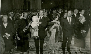 FOTOGRAFIA DE LA FAMILIA FRANCO. LA DUQUESA DE FRANCO, EL MARQUES DE VILLAVERDE Y LOS DUQUES DE CADIZ.