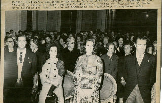 FOTOGRAFIA DE LA FAMILIA FRANCO. LOS HIJOS Y NIETOS DE S.E. EL JEFE DEL ESTADO, MARQUESES DE VILLAVERDE Y DUQUES DE CADIZ, DURANTE LA MISA EN LA CAPILLA DEL PALACIO DE EL PARDO PARA CELEBRAR LAS BODAS DE ORO MATRIMONIALES DEL CAUDILLO Y SU ESPOSA.