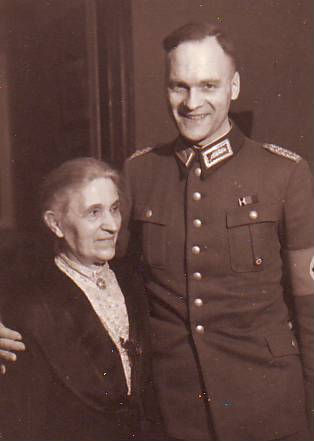 FOTOGRAFIA DE LA SEGUNDA GUERRA MUNDIAL. SOLDADO ALEMAN JUNTO A SU MADRE.