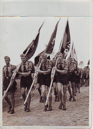 FOTOGRAFIA DE LAS JUVENTUDES HITLERIANAS (ORIGINAL). UN GRUPO DE JOVENES ALEMANES PERTENECIENTES A LAS JUVENTUDES HITLERIANAS, SALIENDO DE LA COMARCA DE HAMBURGO EN DIRECCION A NUREMBERG, DONDE SE CELEBRA EL CONGRESO DEL PARTIDO NACIONAL-SOCIALISTA ALEMAN