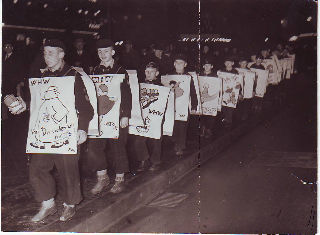 FOTOGRAFIA DE LAS JUVENTUDES HITLERIANAS (ORIGINAL). FOTOGRAFIA DONDE SE VE A  JOVENES DE BERLIN REALIZANDO UN DESFILE-CUESTACION CON DESTINO AL SOCORRO DE INVIERNO Y LOS REGALOS DE NAVIDAD PARA LOS POBRES.