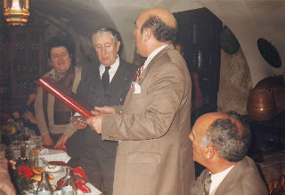 FOTOGRAFIA DEL ACTOR MANOLO GOMEZ BUR EN UNA FIESTA.