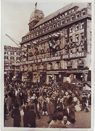 FOTOGRAFIA DEL CENTRO DE LA CIUDAD DE ESSEN, LA CAPITAL SIDERURGICA ALEMANA, ENGALANADA CON MOTIVO DE LA FIESTA DEL 10 DE NOVIEMBRE.