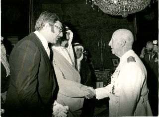 FOTOGRAFIA DEL GENERAL FRANCO. AUDIENCIA DEL CAUDILLO AL PRINCIPE ABDULLAH IBN ABDAL AZIZ, JEFE DE LA GUARDIA NACIONAL DE ARABIA SAUDI Y HERMANO DEL REY FAISAL, ACOMPAÑADO DEL MINISTRO DEL EJERCITO GENERAL COLOMA GALLEGOS (ORIGINAL).