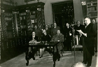 FOTOGRAFIA DEL GENERAL FRANCO. EL CAUDILLO JUNTO A SU ESPOSA EN UN ACTO CULTURAL.