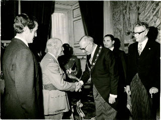 FOTOGRAFIA DEL GENERAL FRANCO. EL CAUDILLO RECIBE A MARCELO CAETANO PRESIDENTE DEL CONSEJO DE MINISTROS DE PORTUGAL. EN LA FOTO SALUDA AL CAUDILLO TRAS HABERLE SIDO IMPUESTA EL COLLAR DE LA ORDEN DE ISABEL LA CATOLICA.