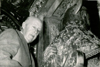 FOTOGRAFIA DEL GENERAL FRANCO. EL JEFE DEL ESTADO EN SANTIGO, EN LA FOTOGRAFIA ANTE LA IMAGEN DEL SANTO PARA GANAR EL JUBILEO.