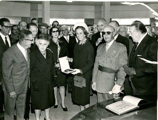 FOTOGRAFIA DEL GENERAL FRANCO INAUGURANDO LA CIUDAD DE LOS ANCIANOS.