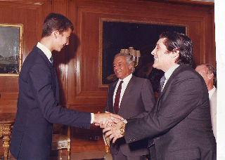 FOTOGRAFIA DEL PRINCIPE DE ASTURIAS D. FELIPE DE BORBON JUNTO AL TORERO JAIME OSTOS EN  UNA RECEPCION PUBLICA.