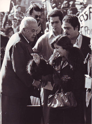 FOTOGRAFIA ORIGINAL DE LA DUQUESA DE FRANCO JUNTO A D. JOSE ANTONIO GIRON DE VELASCO EN LA PLAZA DE ORIENTE DE MADRID, EL 20 DE NOVIEMBRE DE 1979.