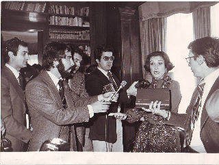 FOTOGRAFIA ORIGINAL DE LA DUQUESA DE FRANCO. UN MOMENTO DE LA RUEDA DE PRENSA CELEBRADA EN SU DOMICILIO CON EL FIN DE EXPLICAR EL MOTIVO POR EL QUE LLEVABA A SUIZA MONEDAS E INSIGNIAS DE SU PADRE.