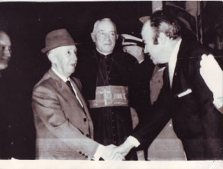 FOTOGRAFIA ORIGINAL DEL GENERAL FRANCO A SU LLEGADA A SANTIAGO DE COMPOSTELA. EN EL HOSTAL DE LOS REYES CATOLICOS FUE RECIBIDO POR EL ARZOBISPO D. FERNANDO QUIROGA PALACIOS Y EL RECTOR DE LA UNIVERSIDAD.