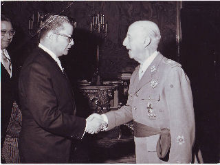 FOTOGRAFIA ORIGINAL DEL GENERAL FRANCO. EL CAUDILLO DURANTE LA AUDIENCIA CONCEDIDA AL MINISTRO DE EDUCACION PUBLICA DEL ECUADOR, ACOMPAÑADO DEL MINISTRO DE EDUCACION Y CIENCIA D. JOSE LUIS VILLAR PALASI.