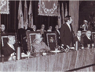 FOTOGRAFIA ORIGINAL DEL GENERAL FRANCO. EL GENERAL FRANCO JUNTO A D. CARLOS ARIAS NAVARRO Y EL MINISTRO DE EDUCACION Y CIENCIA PRESIDIENDO UN SOLEMNE ACTO.