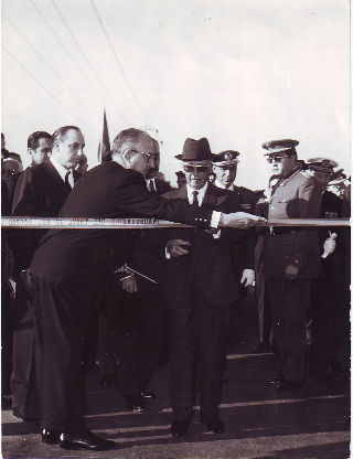 FOTOGRAFIA ORIGINAL DEL GENERAL FRANCO. EL GENERAL FRANCO INAUGURANDO UN TRAMO AUTOPISTA.