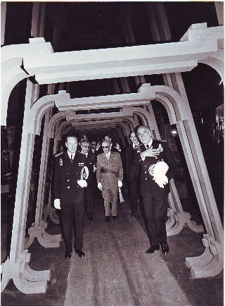 FOTOGRAFIA ORIGINAL DEL GENERAL FRANCO. INAUGURACION DE LA EXPOSICION CONMEMORATIVA DEL XXX ANIVERSARIO DE LA FUNDACION DEL INSTITUTO NACIONAL DE INDUSTRIA (I.N.I).