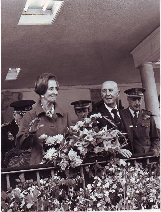 FOTOGRAFIA ORIGINAL DEL GENERAL FRANCO JUNTO A SU ESPOSA Dª CARMEN POLO DE FRANCO.