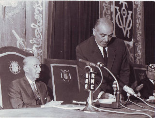 FOTOGRAFIA ORIGINAL DEL GENERAL FRANCO JUNTO AL MINISTRO D. JOSE SOLIS RUIZ.