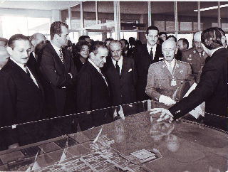 FOTOGRAFIA ORIGINAL DEL GENERAL FRANCO JUNTO AL PRINCIPE D. JUAN CARLOS Y D. TORCUATO FERNANDEZ MIRANDA EN LA INAUGURACION DE LA UNIVERSIDAD AUTONOMA DE MADRID.