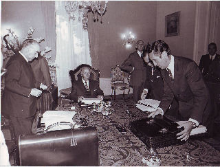 FOTOGRAFIA ORIGINAL DEL GENERAL FRANCO JUNTO AL PRESIDENTE DEL GOBIERNO, ALMIRANTE D. LUIS CARRERO BLANCO Y EL MINISTRO D. GREGORIO LOPEZ BRAVO DURANTE UN CONSEJO DE MINISTROS CELEBRADO EN EL PALACIO DE AYETE EN SAN SEBASTIAN.