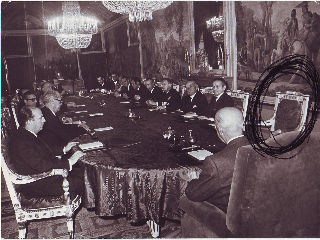 FOTOGRAFIA ORIGINAL DEL GENERAL FRANCO PRESIDIENDO UN CONSEJO DE MINISTROS. SE PERCIBE LA AUSENCIA DEL ASESINADO PRESIDENTE DEL GOBIERNO, ALMIRANTE CARRERO BLANCO.