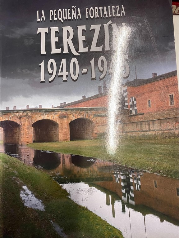 LA PEQUEÑA FORTALEZA TEREZIN, 1940-1945. GUIA DE LA EXPOSICION PERMANENTE EN EL MUSEO DE LA PEQUEÑA FORTALEZA DE TEREZIN.