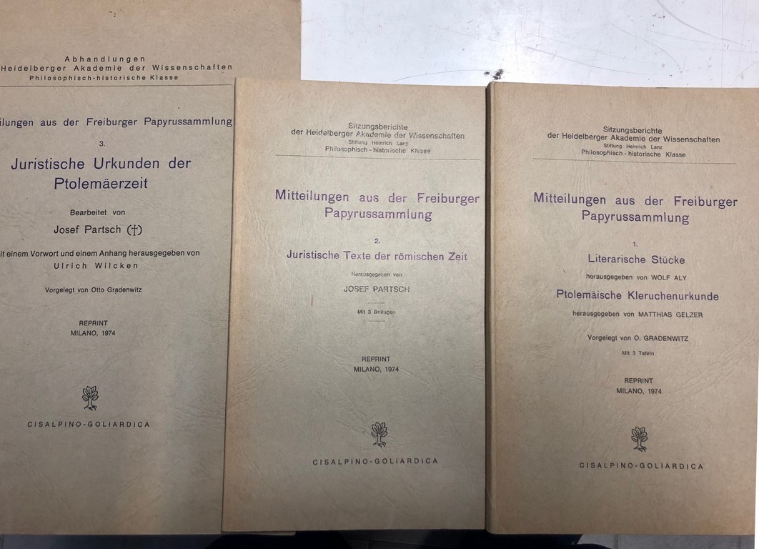 MITTEILUNGEN AUS DER FRAIBURGER PAPYRUSSAMMLUNG. 1: LITERARISCHE STUCKE PTOLEMAISCHE KLERUCHENURKUNDE. 2: JURISTISCHE TEXTE DER ROMISCHEN ZEOT. 3: JURISTISCHE DER PTOLEMAERZEIT (3 VOLUMENES).