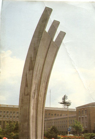 POSTAL DE BERLIN (WEST): DAS LUFTBRÜCKENDENKMAL/POSTCARD: BERLIN (WEST): DAS LUFTBRÜCKENDENKMAL.