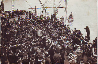 POSTAL DE LA SEGUNDA GUERRA MUNDIAL. SOLDADOS Y MARINEROS FASCISTAS ITALIANOS SALUDANDO BRAZO EN ALTO, A BORDO DE UN BARCO DE GUERRA.