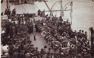 POSTAL DE LA SEGUNDA GUERRA MUNDIAL. SOLDADOS Y MARINEROS FASCISTAS ITALIANOS SALUDANDO BRAZO EN ALTO, A BORDO DE UN BARCO DE GUERRA.