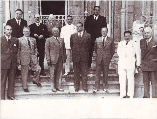 REPRODUCCION DE FOTOGRAFIA DEL GENERAL FRANCO. EL CAUDILLO POSANDO JUNTO A  SU 7º GOBIERNO, 18 DE JULIO DE 1945.