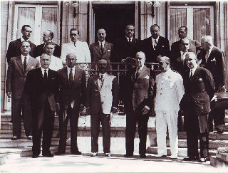 REPRODUCCION DE FOTOGRAFIA DEL GENERAL FRANCO. EL CAUDILLO POSANDO PARA LA PRENSA AL FRENTE DE SU 8º GOBIERNO, 18 DE JULIO DE 1951.