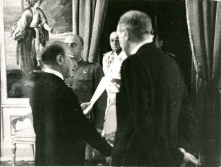 REPRODUCCION DE FOTOGRAFIA DEL GENERAL FRANCO. JURA DEL CONDE DE JORDANA COMO MINISTRO DE ASUNTOS EXTERIORES, 3 DE SEPTIEMBRE DE 1942.