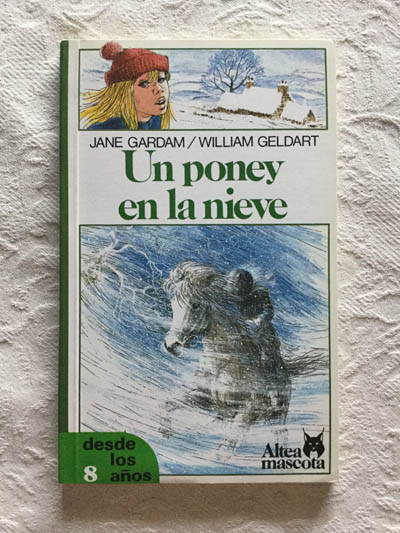 Un poney en la nieve