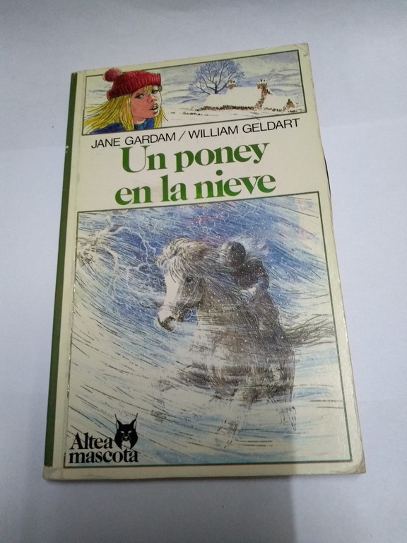 Un poney en la nieve